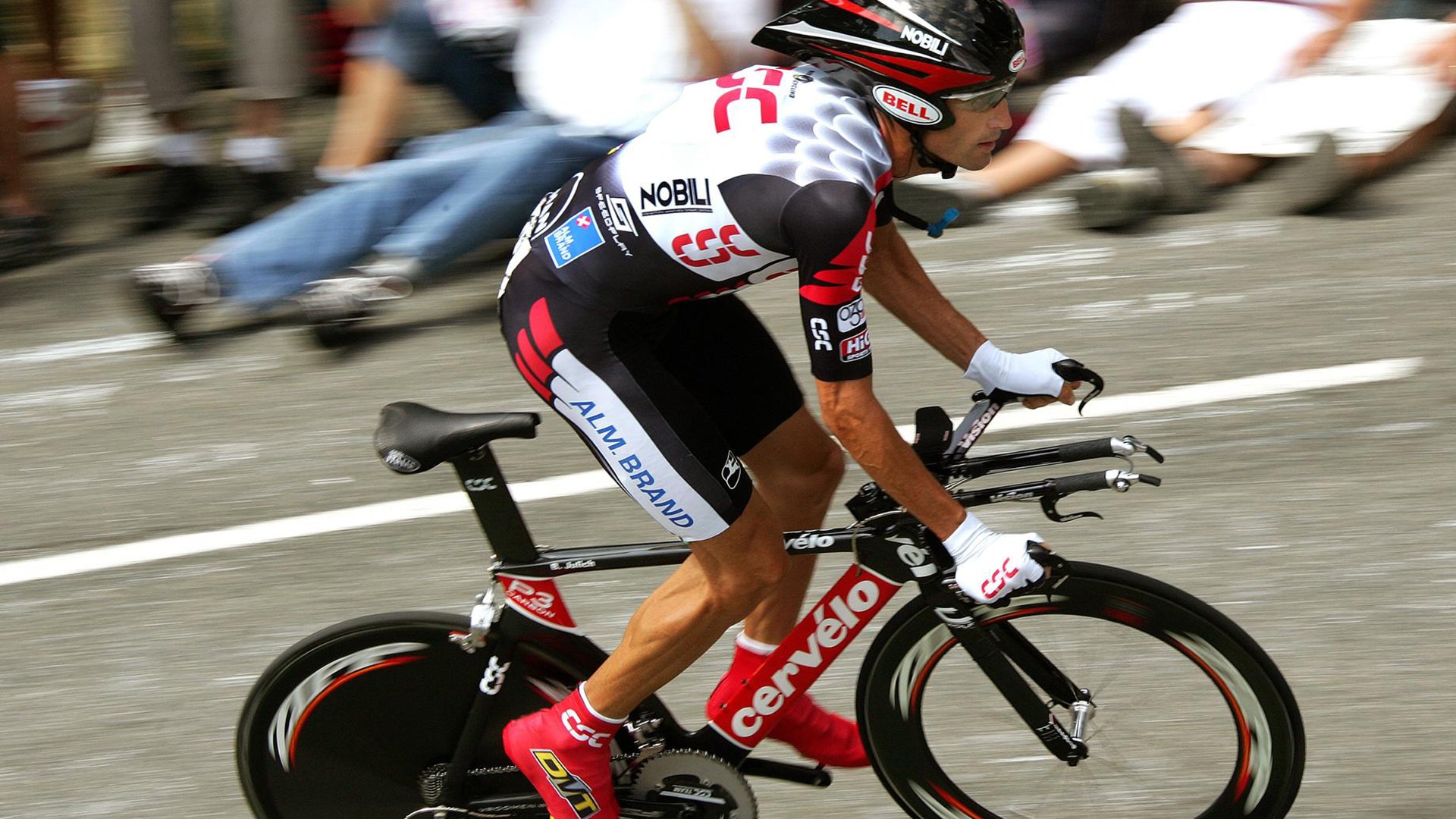 开云真人娱乐官网-从业余到专业：车手的奋斗历程，当车手赚钱吗